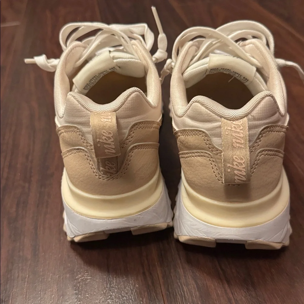 Nike Women's Air Max Dawn 7.5